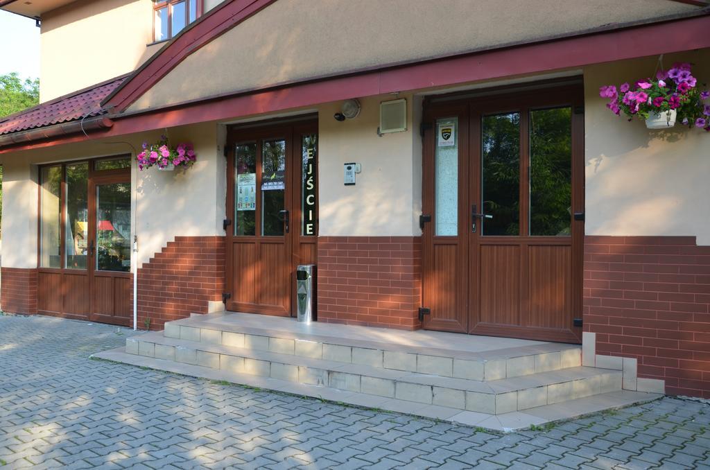 Hotelik Ustrzycki Ustrzyki Dolne Exterior foto