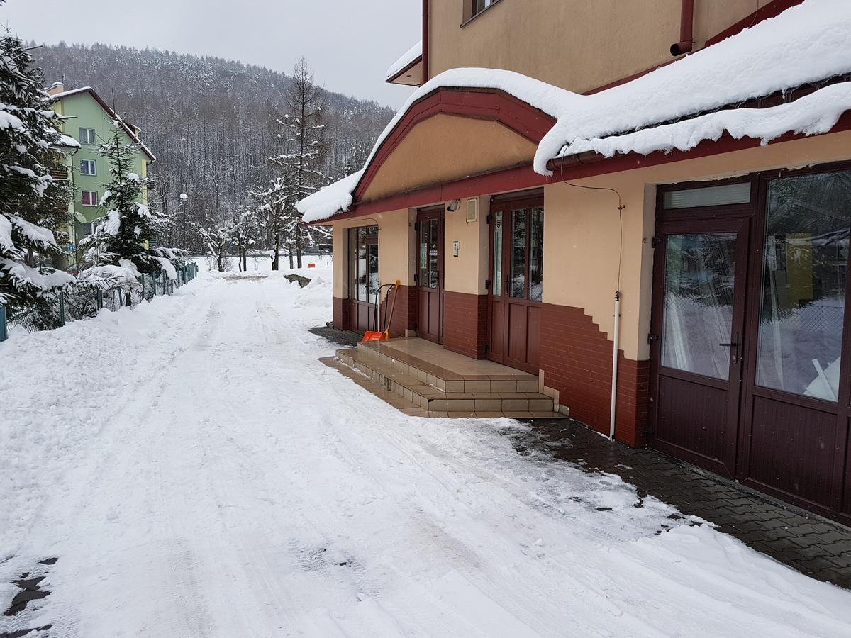 Hotelik Ustrzycki Ustrzyki Dolne Exterior foto